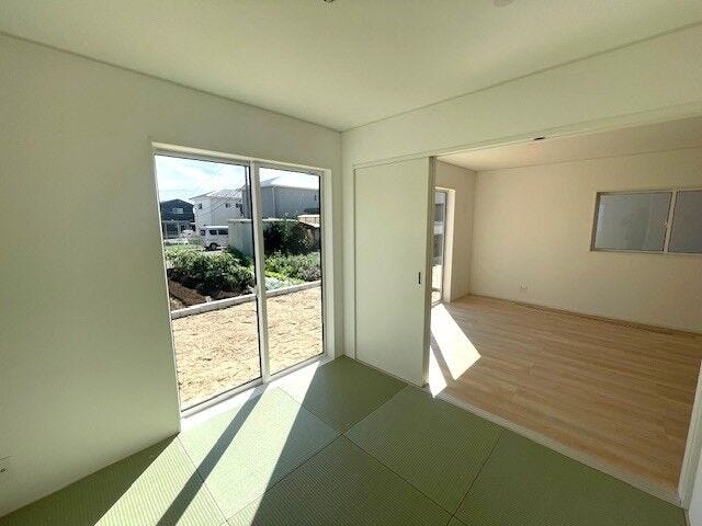 リビングとつながる和室には、たっぷりと自然光が差し込み心地よい空間です♪(4.5帖)