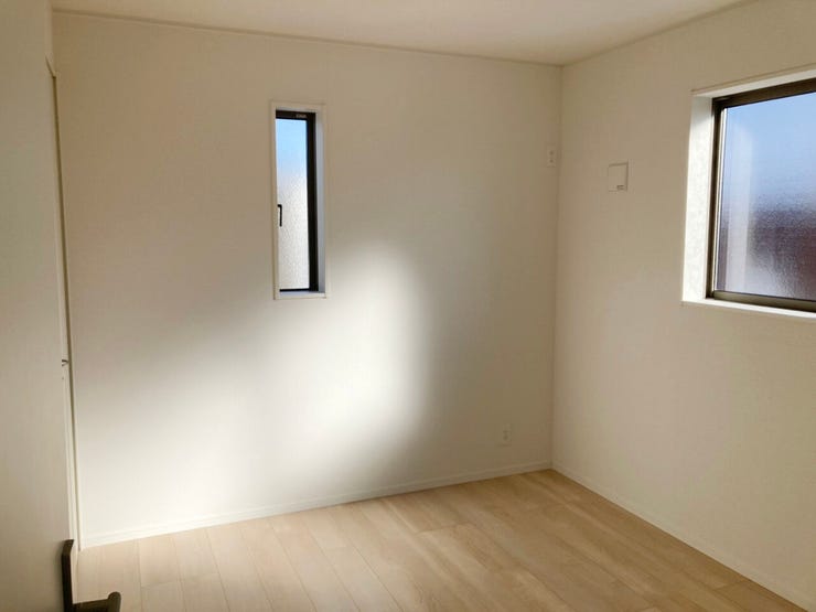 室内(2025年12月)撮影
◎本日案内可能◎
明るく風通し良好な2階洋室♪全室に収納付きで、お部屋を広々お使いいただけます!