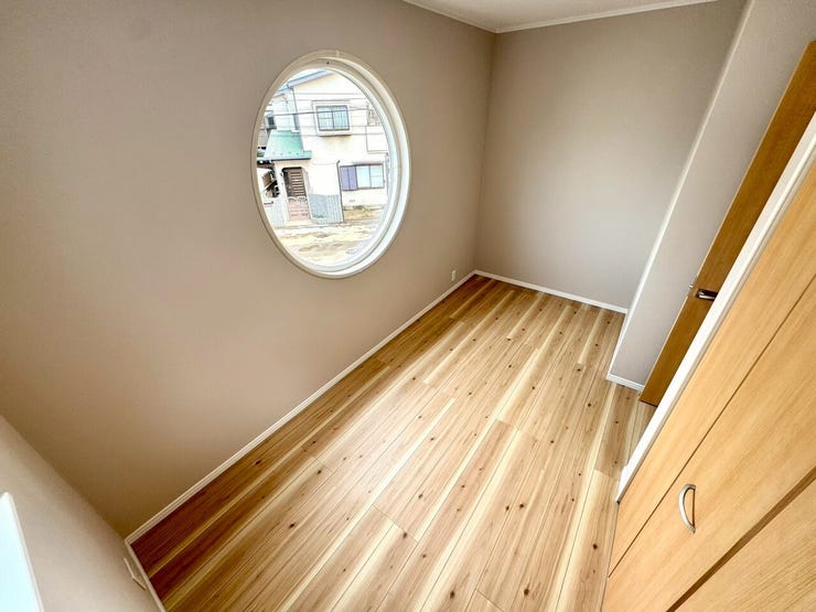 【Bedroom】アクセントクロスが映えるおしゃれな洋室。空間に個性と深みをプラスします。