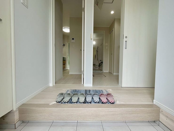 【Entrance】明るく清潔感のある玄関が、毎日の帰宅を心地よく迎えてくれます。