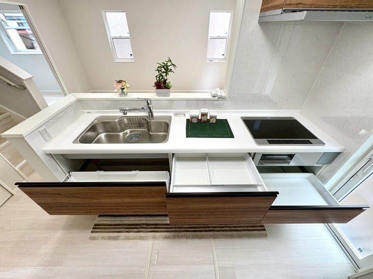 【kitchen】広めのキッチンは料理のしやすさを追求した設計。収納も豊富で作業がしやすい空間です。