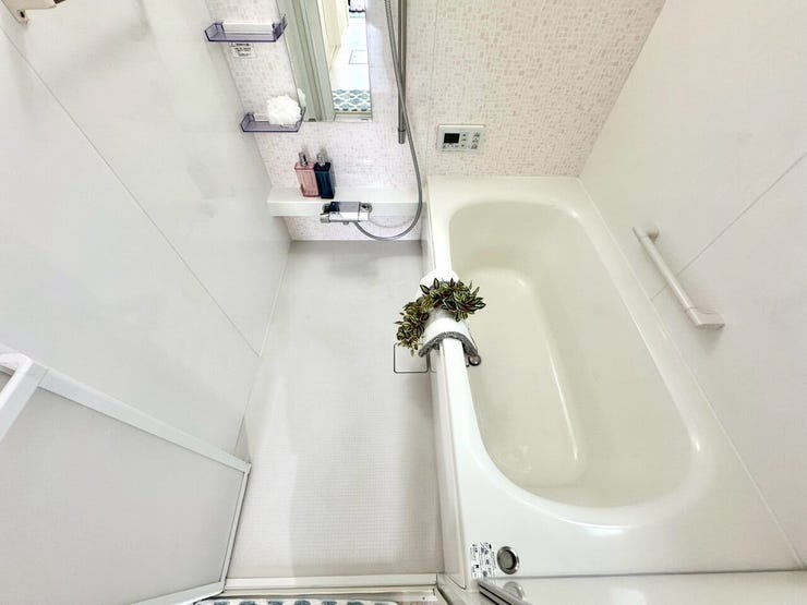 【Bathroom】広く快適な浴室で、ゆったりとお湯に浸かるひとときをお楽しみいただけます。