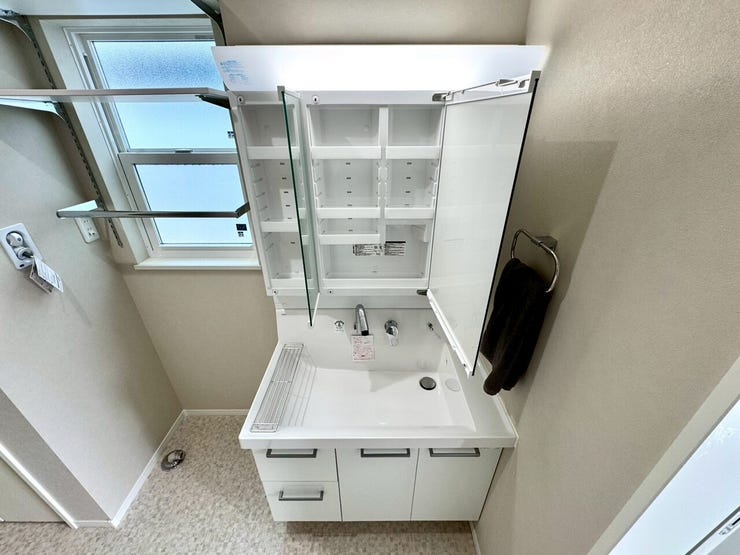 【Washroom】壁付け水栓でカウンターまわりが広々。洗面スペースがより快適になります。