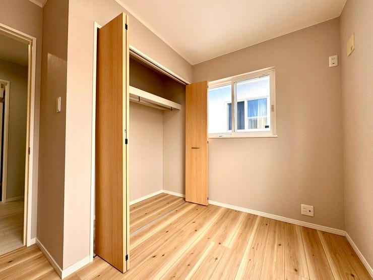 【Bedroom】クローゼット完備で収納力◎。家具の配置もしやすい機能的な洋室です。