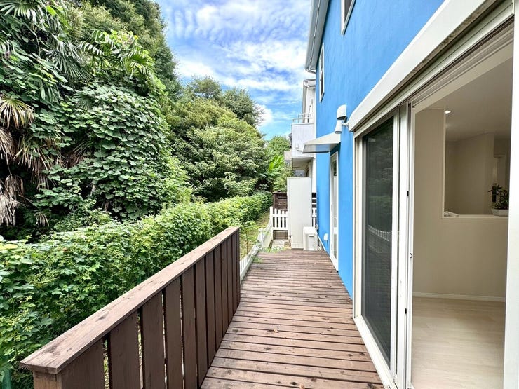 【Balcony】ガーデニングや家庭菜園を楽しんだり、お子さまの水遊びにも使える便利な空間。