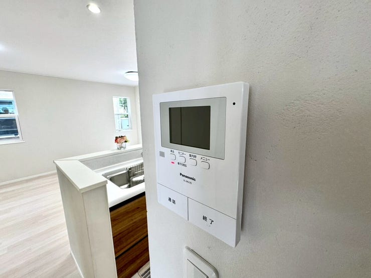 【Facilities】来訪者を確認できるモニター付きインターホンで、防犯面も安心です。