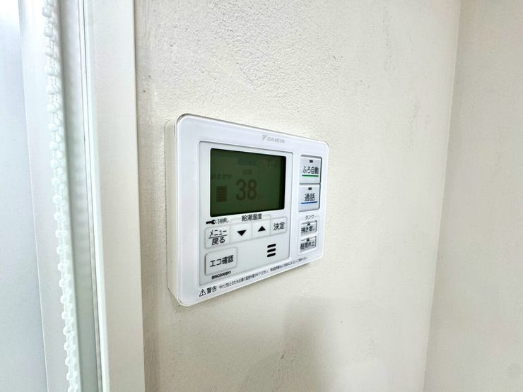 【Facilities】お湯の温度調整がラクな給湯器リモコン付き。追い焚き操作も簡単です。