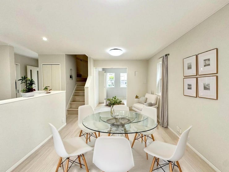 【Living】広々としたリビングは、大きな窓から自然光が差し込む温かな空間です。※家具CG