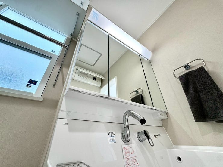 【Washroom】壁付け水栓で、カウンターまわりが汚れにくくお手入れも簡単です。