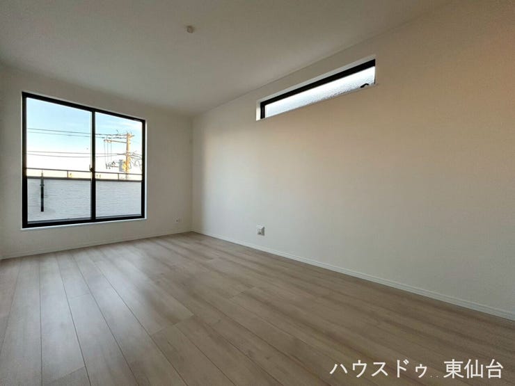 バルコニーに出られる7.5帖の洋室です♪採光を確保しながらも家具のレイアウトもしやすいお部屋です♪