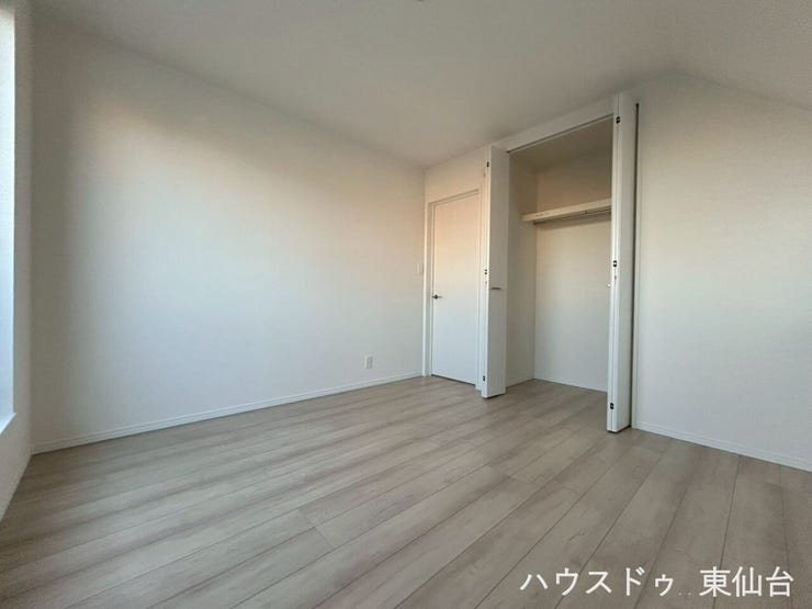 勾配のある屋根が秘密基地間のある落ち着いた6帖の洋室です♪