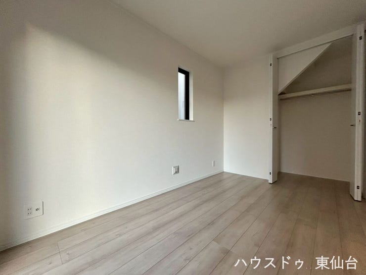 奥行きたっぷりのクローゼットで、季節物もラクラク整理