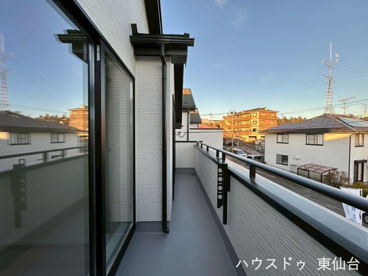 バルコニーは広々晴れた日は洗濯物がたくさん干せそうです