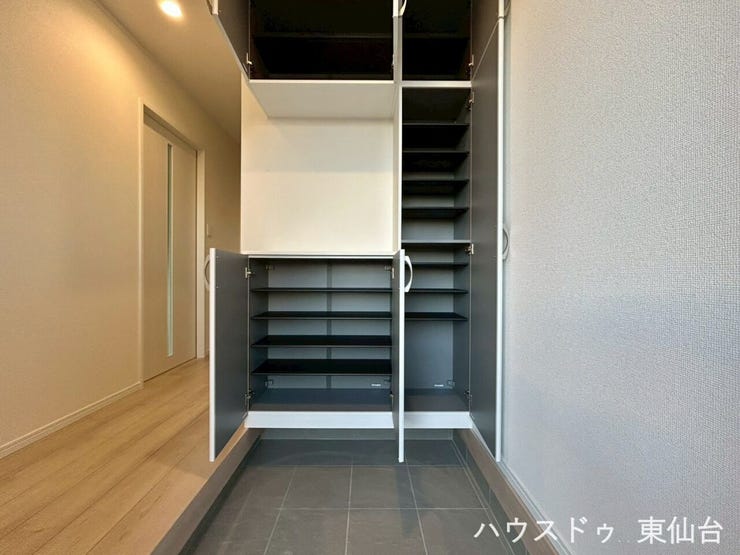 靴も小物もすっきり収まる、収納力のある玄関スペース。