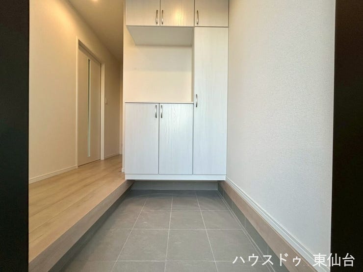 シンプルで美しい玄関が、暮らしの始まりを心地よく演出します