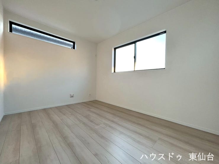 階段側の6帖の洋室です♪お掃除もラクラクなフローリングです♪