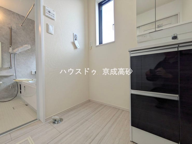 リビングに繋がる洋室です。家事の合間にホッと一息つける癒しの空間になるのではないでしょうか♪