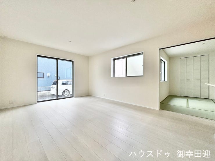 ■安らぎと笑顔の中心地■陽光が優しく降り注ぎ、会話が自然と弾む。ここでは、毎日が特別な時間へと変わります。