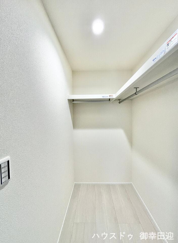 ■2階7.75帖洋室WIC■衣類から小物まで一ヶ所に集約。整理整頓がしやすく、毎日のコーディネートが楽しくなるゆとりの収納です。