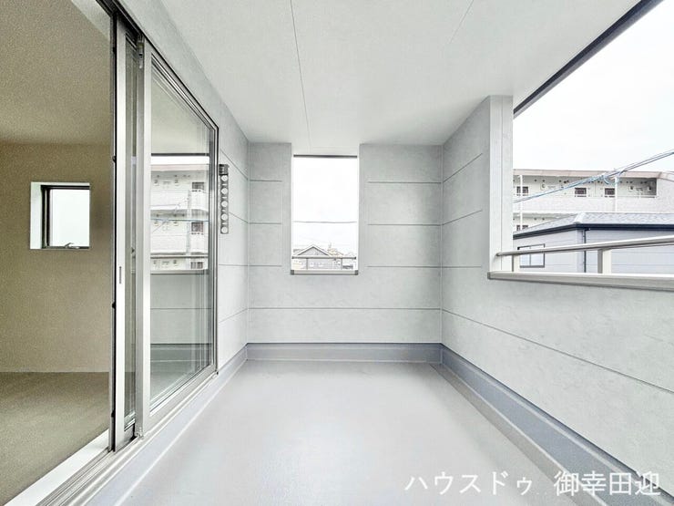 ■空の下の開放的な特等席■日光浴や読書、外の空気を感じながらリフレッシュ。暮らしを豊かにする、もう一つの心地よい空間です。