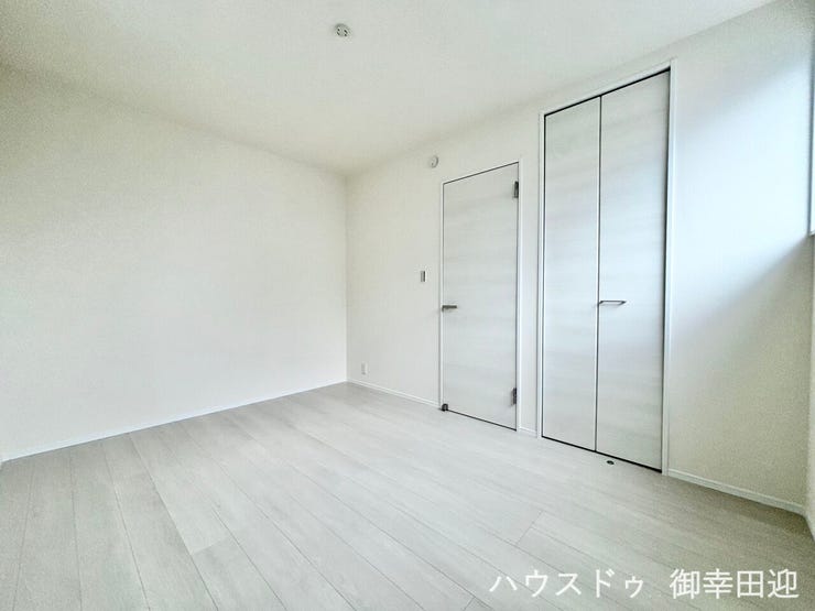 ■2階6帖洋室■寝室、書斎、趣味の部屋。家族の成長やライフスタイルに合わせ、様々な使い方ができる快適な空間です。