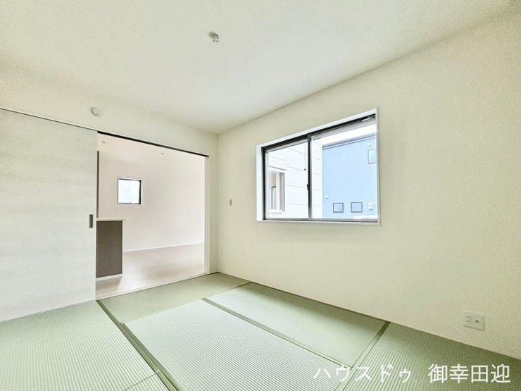 ■1階6帖和室■ゲストをもてなし、昼寝や家事にも使える、畳のぬくもりが心地よい多目的万能スペース。