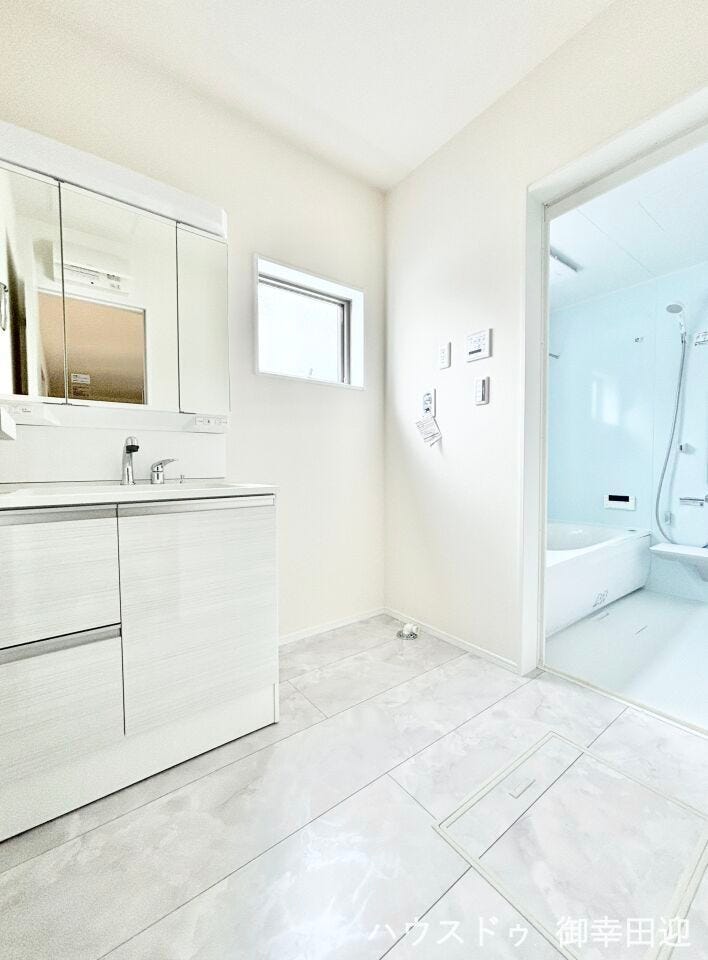 ■清々しいリフレッシュ空間■自分を磨き、気持ちを切り替える。心地よい光が差し込むプライベートスペース。