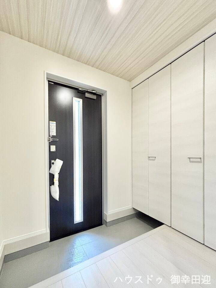 ■「ただいま」の安堵をくれる場所■訪れる人を迎え入れ、帰るたびにホッと一息つける、明るく機能的なエントランス。