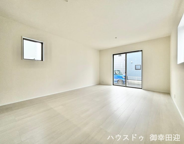 ■安らぎと笑顔の中心地■陽光が優しく降り注ぎ、会話が自然と弾む。ここでは、毎日が特別な時間へと変わります。