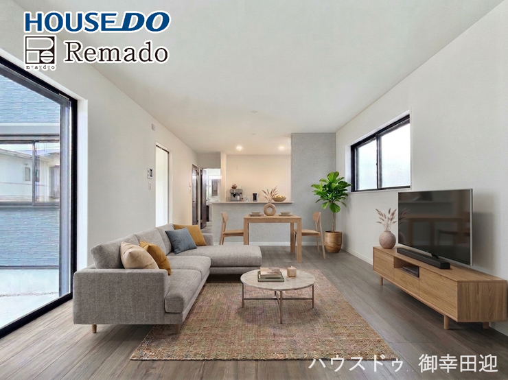 【リビング】
■家族の笑顔が集う中心地■お気に入りの家具を迎え、窓からは心地の良い光が差し込みます。※CGで家具を配置しています。