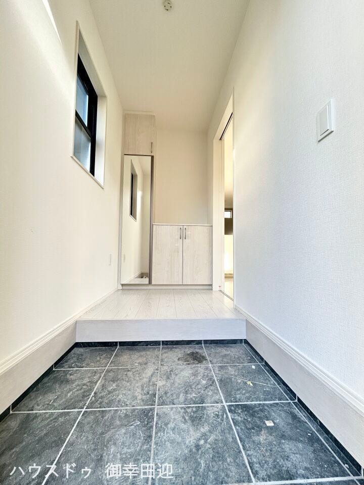 ■□■「しまう」が叶える、美しい玄関■□■大容量のシューズボックスがあることでいつも整理された、気持ちの良い「家の顔」を保てます。