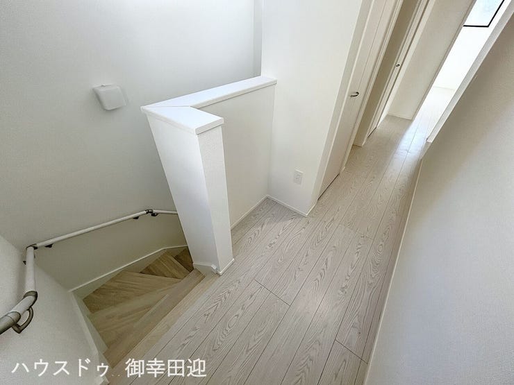 ■□■暮らしを繋ぐ、明るい動線■□■採光窓から光が差し込み、足元を優しく照らす。安全で快適な、家族の生活を支える縦の繋がりです