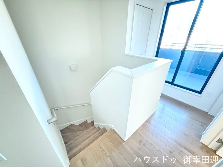 ■□■2階廊下■□■大きな窓から光が差し込み、足元を優しく照らす。安全で快適な、家族の生活を支える縦の繋がりです。