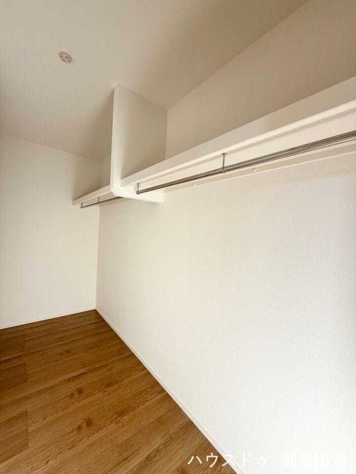 ■□■2階8帖洋室WIC■□■衣類から小物まで一ヶ所に集約。整理整頓がしやすく、毎日のコーディネートが楽しくなるゆとりの収納です。