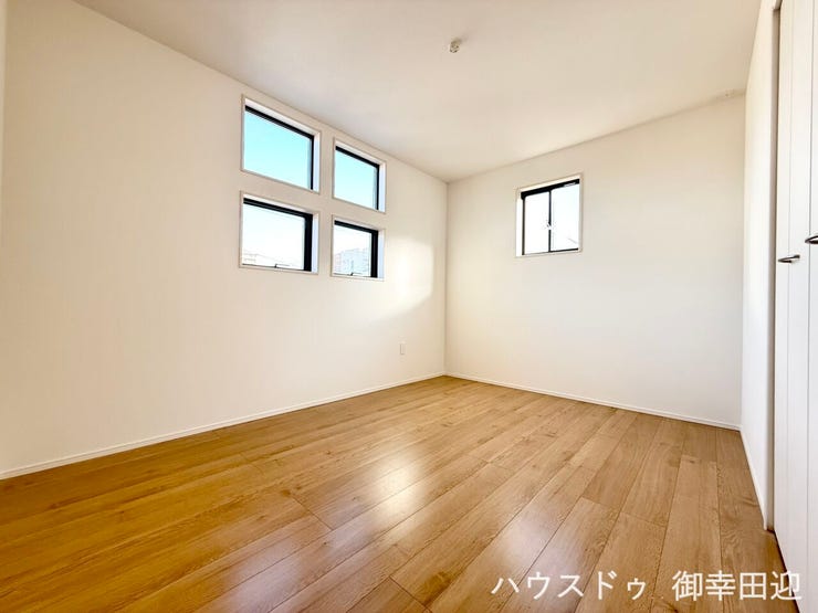 ■□■2階6.5帖洋室■□■寝室、書斎、趣味の部屋。家族の成長やライフスタイルに合わせ、様々な使い方ができる快適な空間です。