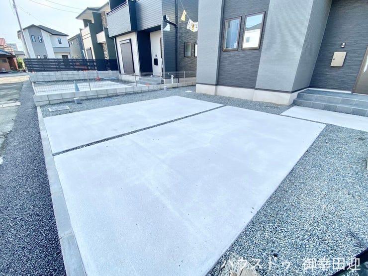 ■□■車と趣味の幅が広がる場所■□■単なる駐車スペースではない、洗車やタイヤ交換、DIYにも使える多目的な屋外スペースです。