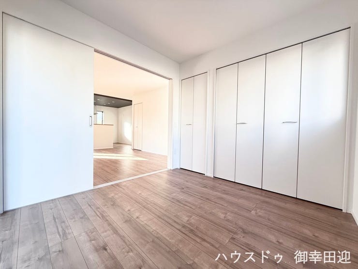 ■□■1階4.5帖洋室■□■ゲストをもてなし、昼寝や家事にも使える、利便性の高い多目的スペース。