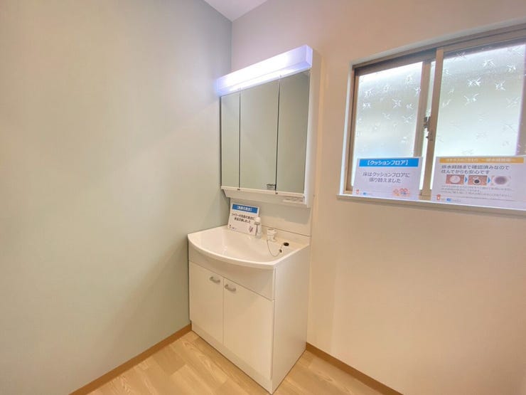 シャワー付洗面台で朝の準備もスムーズ。