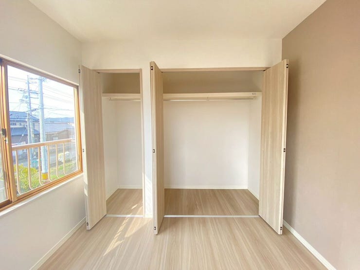 窓からの風が通り抜ける。湿気をためない、お洋服に優しいクローゼット。