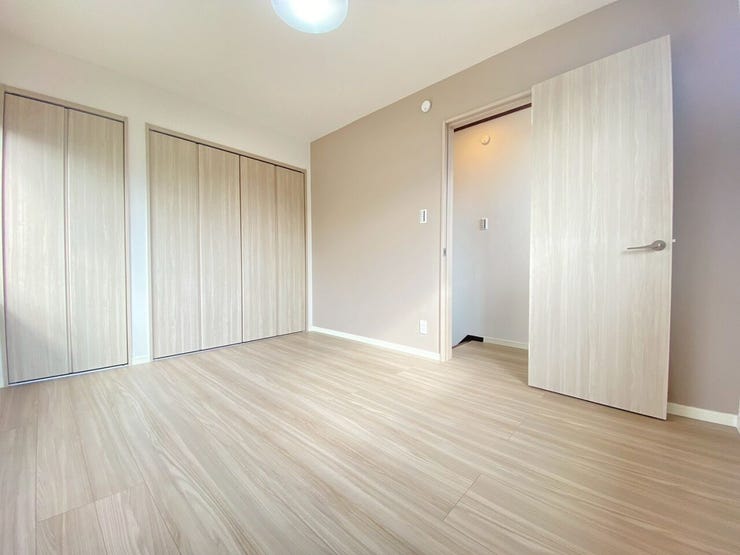 見た目以上の収納力。季節物も仕事道具も、全部まとめてこの一室に。