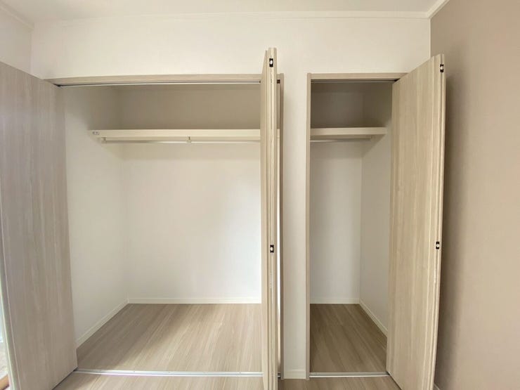 仕分けができる2つのクローゼット。