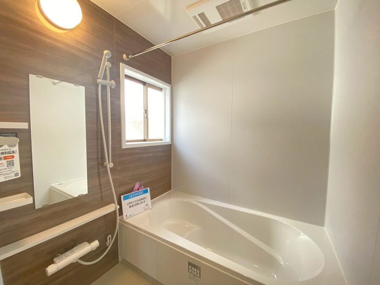 一日の疲れを溶かす、1坪の贅沢。木目調のパネルが心落ち着かせるバスタイムを。