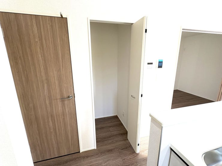 キッチン用品などもスッキリ収納できるキッチンパントリー!