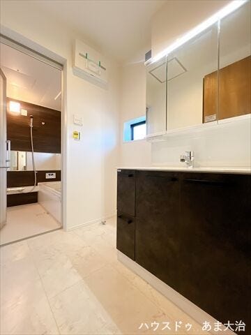 爽やかな洗面ルーム。生活感が出やすい小物をスッキリ隠せ、大容量の収納スペースがある洗面化粧台。傷みにくくお手入れしやすいホーロー素材が嬉しいですね。