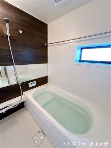 あると助かる浴室乾燥機付き。寒い日には浴室を温めてから入浴ができるのでヒートショック防止にも期待できそうです。