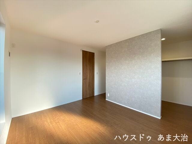 一番広い洋室11帖。ベッドにテーブル、テレビボードの設置が可能◎