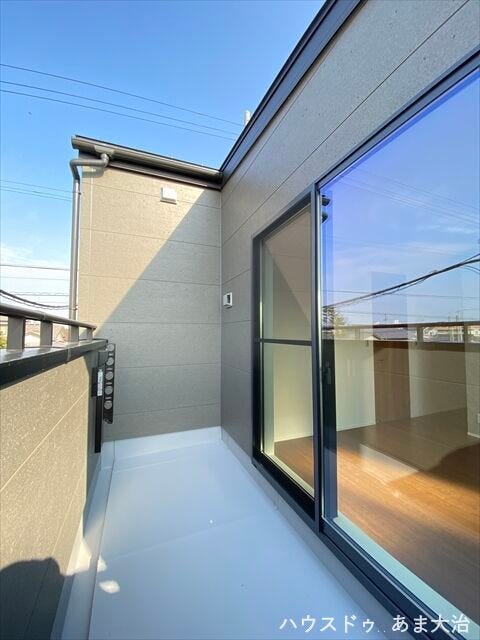 西面バルコニーは夕方時間も採光を期待できそう◎ワイドな造りでベランダガーデニングも楽しめそうですね。