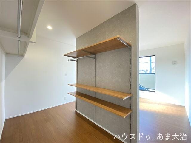 WICはご夫婦兼用でご利用いただけそうなゆとりのある造り。可動棚付きなので使いやすいようアレンジができるのも嬉しいポイントですね。