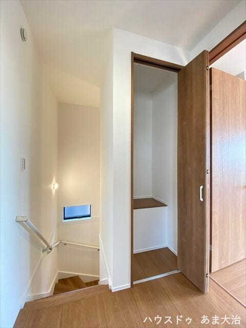 2階廊下にもあると助かる収納スペース付き。お掃除グッズ等の収納場としても活躍してくれそう。