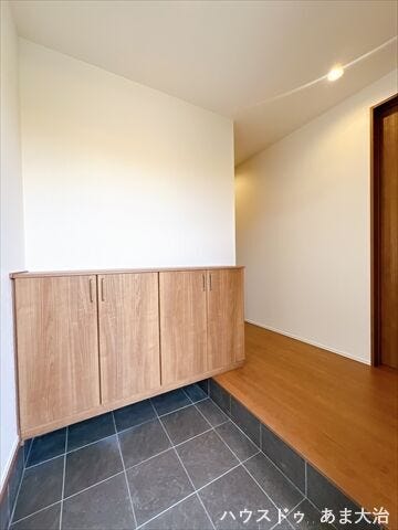 とっても広々とした玄関ホール。足元に空間のある玄関収納は圧迫感を軽減してくれそうですね。